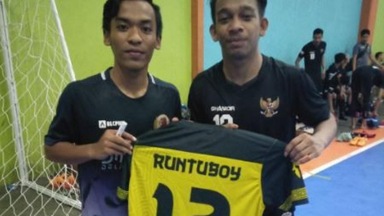 Sangat mengidolakan Runtuboy, Rifki bahkan membuat jersey miliknya dengan menuliskan nama sang idola.