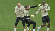 Penyerang PSG Kylian Mbappe, kiper PSG Gianluigi Donnarumma dan bek PSG Nordi Mukiele bersenang-senang selama sesi latihan sebelum leg pertama semifinal Liga Champions, di Signal-Iduna Park di Dortmund, Jerman, Selasa (30/4/2024). (AP Photo/Martin Meissner)