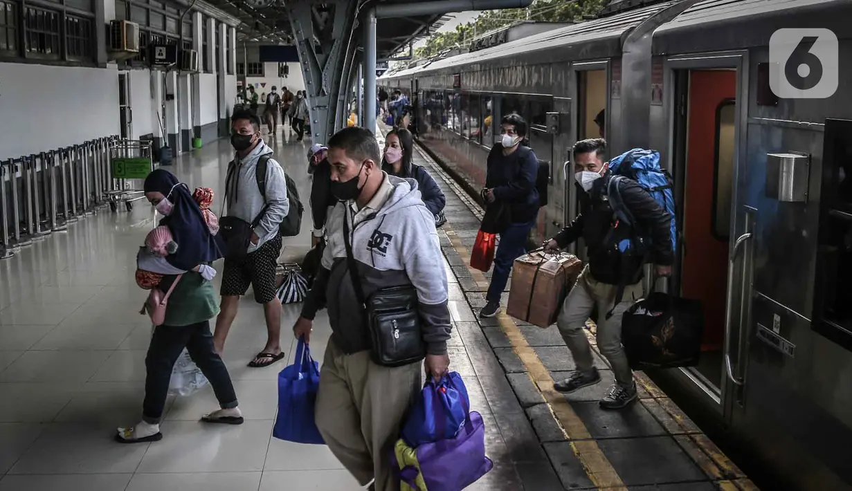 <p>Penumpang kereta api Dharmawangsa dari Surabaya tiba di Stasiun Pasar Senen, Jakarta, Kamis (5/5/2022). Sebanyak 38.400 penumpang yang berangkat dari seluruh stasiun KA Jarak Jauh tiba di area Daop 1 Jakarta pada H+3 lebaran. (Liputan6.com/Faizal Fanani)</p>