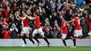 Gelandang Manchester United, Michael Carrick merayakan gol bersama rekan setimnya usai mencetak gol saat Laga Liga Premier Inggris di Stadion Old Trafford, Inggris(15/3/15). Manchester United menang 3-0 atas Tottenham Hotspur. (Reuters/Craig Brough)