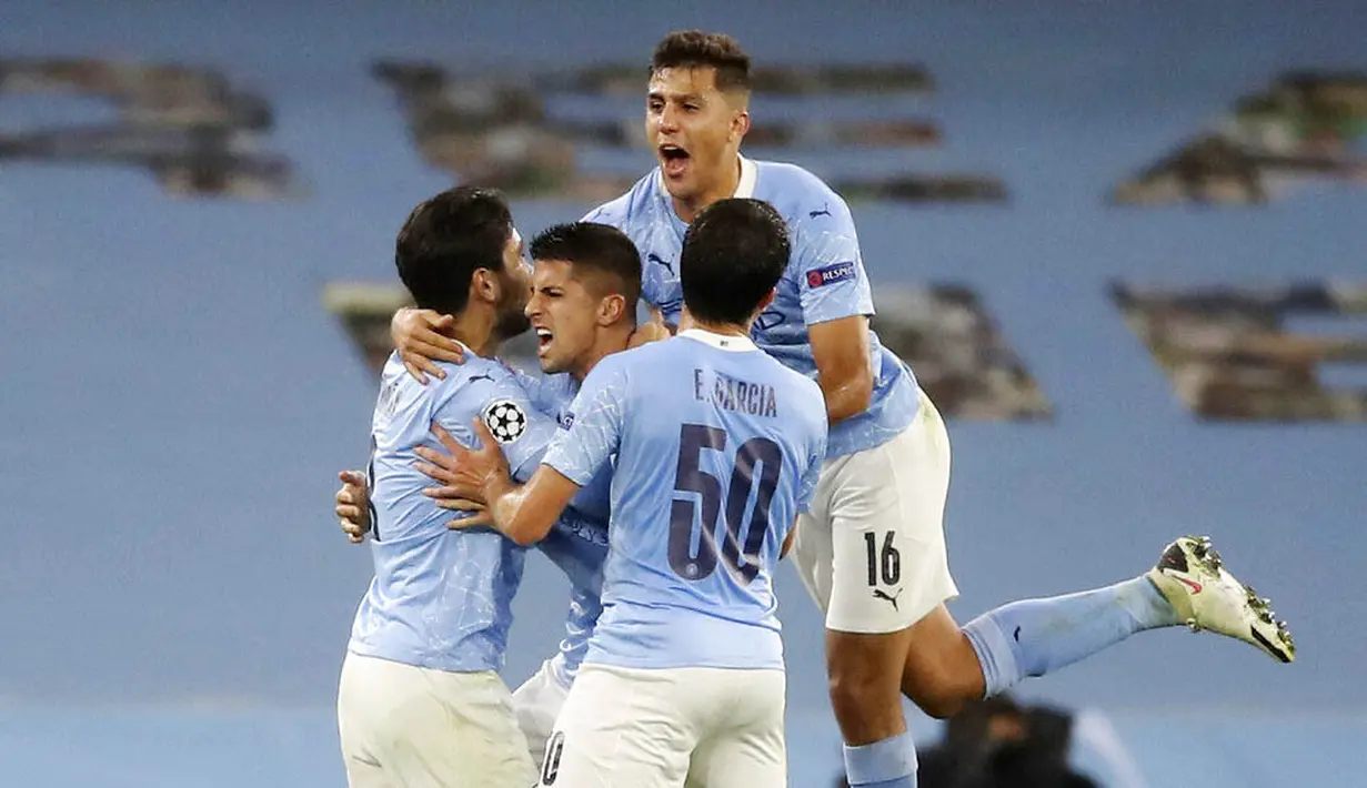 Para pemain Manchester City merayakan gol yang dicetak oleh Ilkay Gundogan ke gawang FC Porto pada laga Liga Champions di Stadion  Etihad, Kamis (22/10/2020). City menang dengan skor 3-1. (Martin Rickett/Pool via AP)