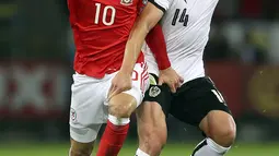 Pemain Wales, Aaron Ramsey (kiri) berebut bola dengan pemain Austria, Julian Baumgartlinger pada laga Group D kualifikasi Piala Dunia 2018 di Cardiff City Stadium, Cardiff, (2/8/2017). Wales menang 1-0. (David Davies/PA via AP)