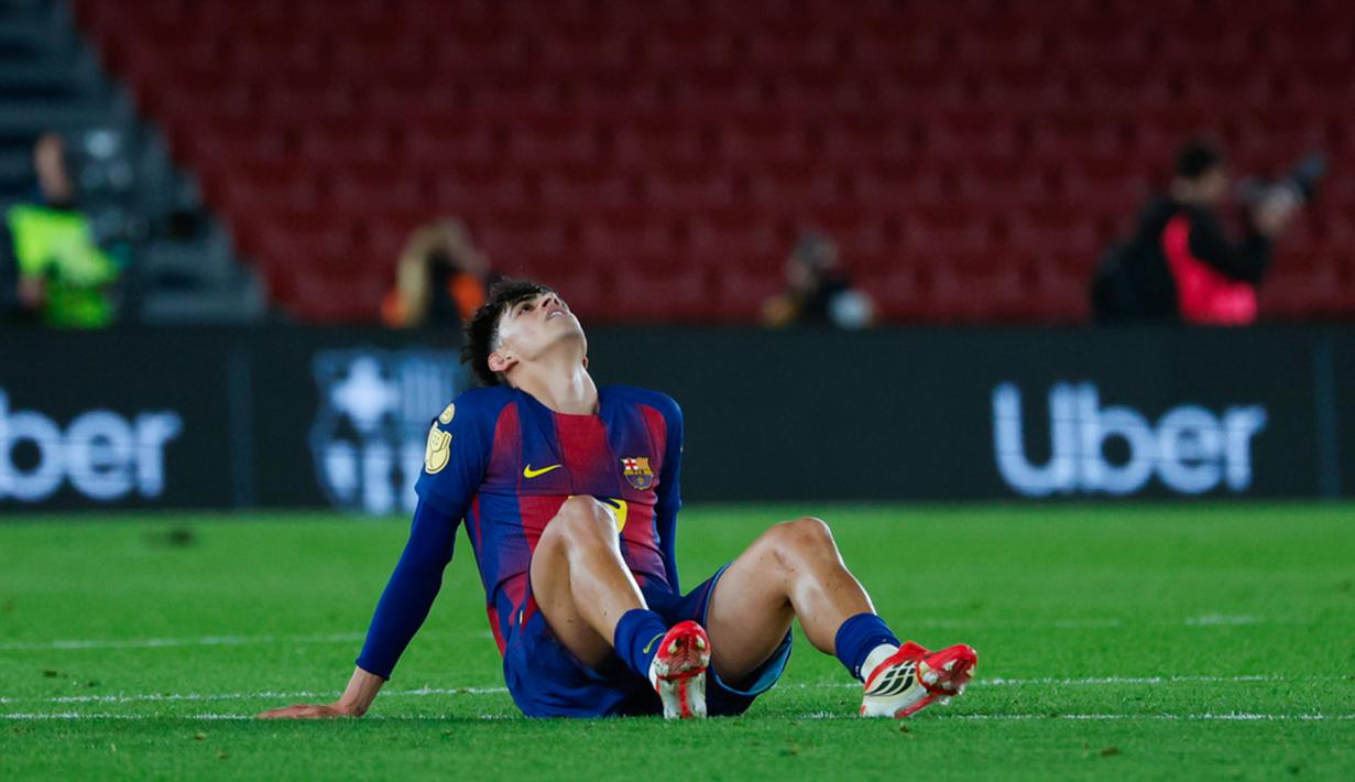 Pemain Barcelona, Marc Bernal, tampak lesu setelah laga melawan Atletico Madrid pada leg kedua Copa del Rey 2025/2026 di Stadion Camp Nou, Rabu (04/03/2026). (AP Photo/Joan Monfort)