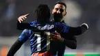 Para pemain Atalanta merayakan gol ke gawng AC Milan pada pertandingan sepak bola Serie A Liga Italia di Stadion Gewiss, Bergamo, Italia, Sabtu (9/12/2023). (Spada/LaPresse via AP)