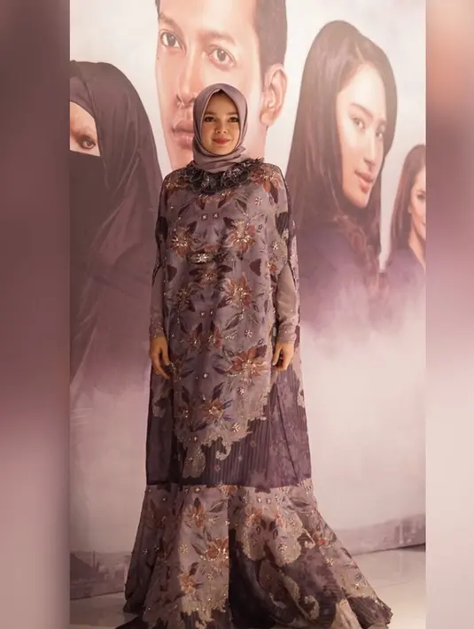 Nah, kalau yang ini saat ia hadir di gala premiere Ayat-Ayat Cinta 2 di Malaysia. Coba lihat, tampilannya sangat simple dengan hijabnya yang sederhana. (Instagram/dewisandra)