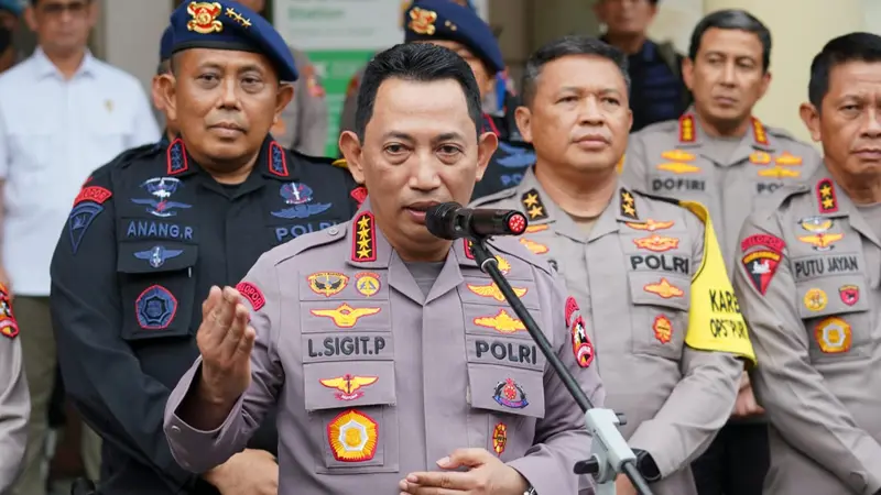 Kapolri Jenderal Listyo Sigit Prabowo meninjau command center di Polda Bali terkait pengamanan pergelaran puncak Konferensi Tingkat Tinggi (KTT) G20, Sabtu (5/11/2022).
