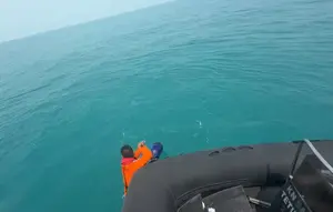 Pencarian 5 Jurnalis Hilang Kontak, Tim SAR Kembali Temukan 2 Life Jacket dan Helm Proyek