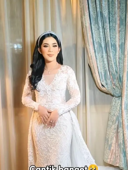 Di momen resepsi, Fay Nabila memilih untuk tampil lebih modern. Ia tampil menawan dengan gaun two look dengan ekor yang dilepas pasang dari anarav.label.  [Foto: IG/anarav.label].