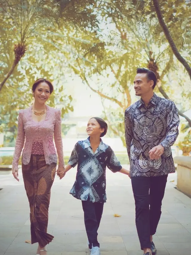 Potret keluarga Sinclair dengan busana batik (Sumber: Instagram/ashrafsinclair)