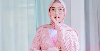 Belajar dari perjuangan Ria Ricis, menuju puncak kesuksesan bukan lah hal yang mudah. Tujuh tahun menjalani pendidikannya di bangku kuliah, akhirnya kini ia bisa lulus dan menyandang gelar Sarjana Ilmu Komunikasi. (Instagram/riaricis1795)