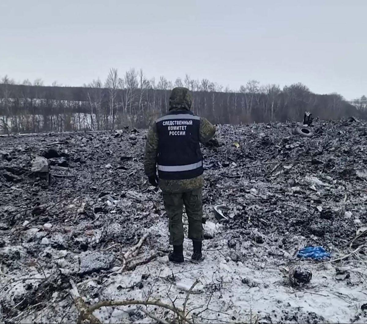 Sebuah pesawat angkut Rusia Ilyushin Il-76 hancur lebur seusai terjatuh di wilayah Belgorod, Rusia,&nbsp;pada 25 Januari 2024. Moskow menuduh Ukraina menembak pesawat dengan 74 orang di dalamnya.