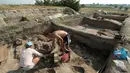 Arkeolog menggali sebuah pemukiman kuno di di desa Yunatsite , Bulgaria , 8 Agustus 2016. Pemukiman kuno ini hancur pada 4.100 SM dan nantinya barang-barang tang ditemukan akan diletakkan di museum sejarah di Pazardzhik. (REUTERS/Dimitar Kyosemarliev)