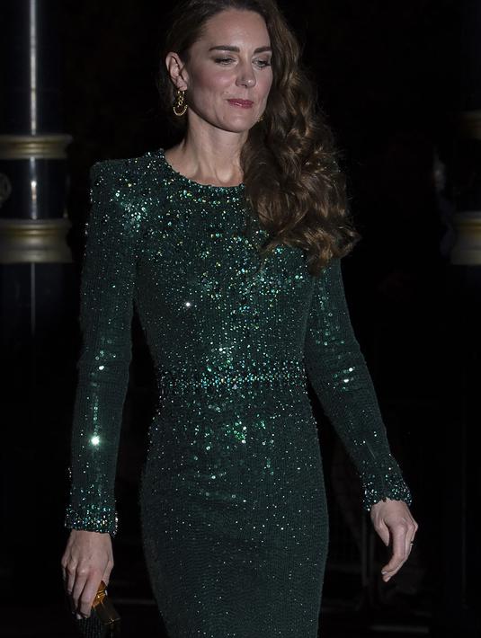 Kate Middleton, Duchess of Cambridge tiba menghadiri Royal Variety Performance di Royal Albert Hall, London, Kamis (18/11/2021). Kate mengenakan gaun hijau panjang Jenny Packham yang indah dan suaminya mengenakan tuksedo. (AFP/Justin Tallis)