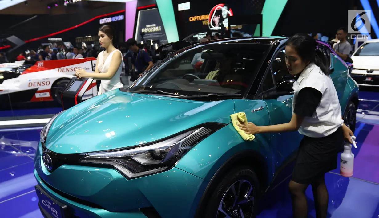 Petugas membersihkan sidik jari yang menempel pada mobil saat pameran Gaikindo Indonesia International Auto Show (GIIAS) 2019 di ICE BSD, Tangerang, Sabtu (20/7/2019). Agar terlihat bersih, pekerja jasa itu bertugas memoles kendaraan selama berlangsungnya GIIAS 2019. (Liputan6.com/Angga Yuniar)