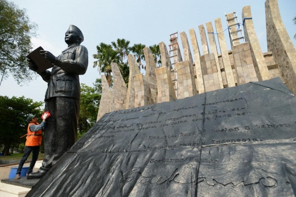 Sucikan Hari Kemerdekaan, patung Soekarno-Hatta dibersihkan