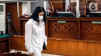 Putri Candrawathi bersiap menjalani sidang lanjutan dalam kasus pembunuhan Brigadir Yosua Hutabarat di Pengadilan Negeri Jakarta Selatan, Rabu (18/1/2023). Putri Candrawathi dijerat dengan Pasal 340 KUHP subsider Pasal 338 KUHP juncto Pasal 55 Ayat 1 ke 1 KUHP. Ia dianggap menjadi bagian dari pembunuhan berencana terhadap Brigadir J pada 8 Juli 2022. (Liputan6.com/Johan Tallo)
