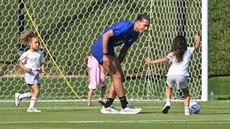 Bek Belanda Virgil van Dijk Habiskan Waktu dengan Anak dan Kerabatnya Usai Sesi Latihan Piala Dunia 2022
