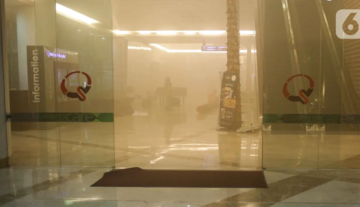 Kepulan asap terlihat di salah satu ruangan Rumah Sakit Mayapada di kawasan Lebak Bulus, Jakarta, Senin (28/10/2019). Kepulan asap terlihat dari lantai 5 Rumah Sakit Mayapada akibatnya sejumlah pasien dievakuasi petugas keluar gedung. (Liputan6.com/Faizal Fanani)