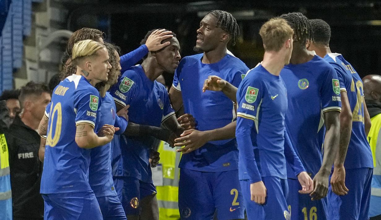 Penyerang Chelsea Nicolas Jackson berselebrasi dengan rekan setimnya setelah mencetak gol ke gawang  Brighton pada laga putaran ketiga Carabao Cup 2023/2024 yang digelar di Stamford Bridge, Kamis (28/9/2023) dini hari WIB. (AP Photo/Kin Cheung)