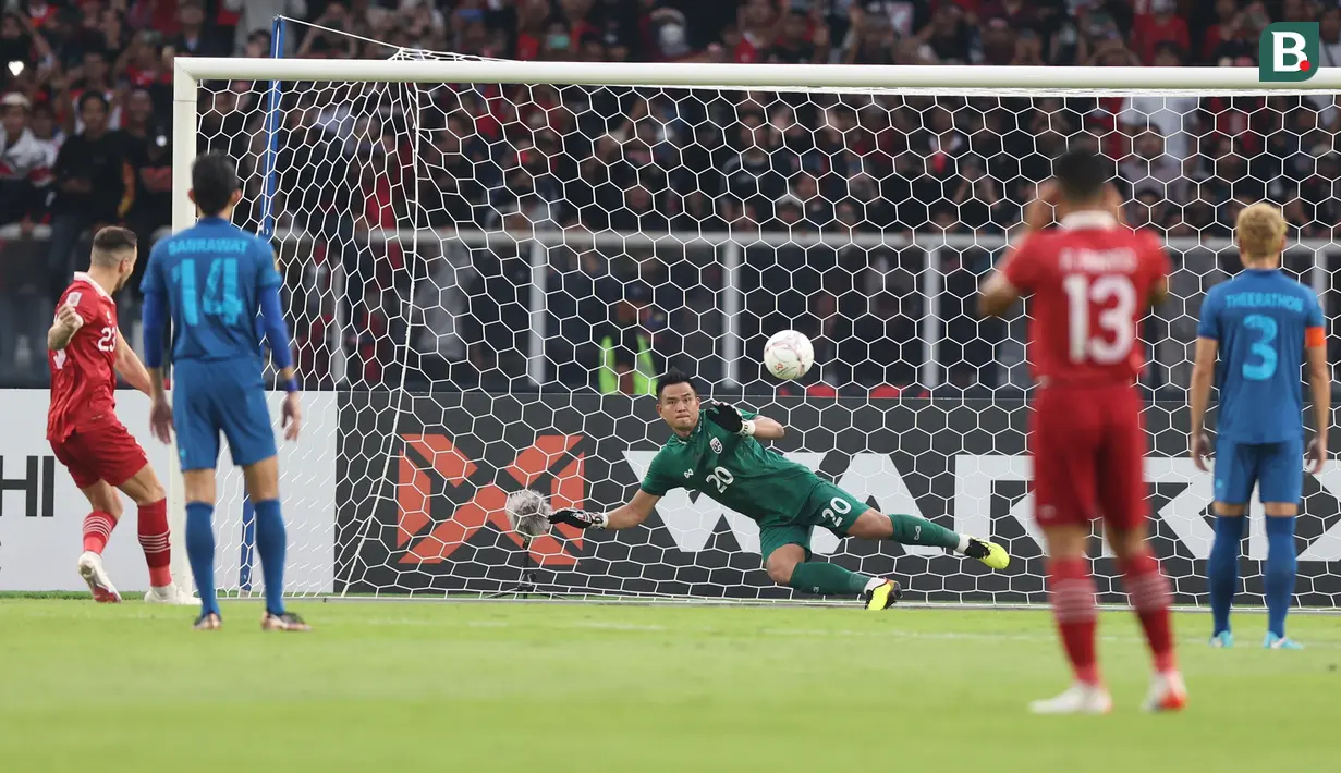 Pemain Timnas Indonesia, Marc Klok (kiri) mencetak gol ke gawang Thailand melalui eksekusi penalti dalam laga matchday ketiga Grup A Piala AFF 2022 di Stadion Utama Gelora Bung Karno, Senayan, Jakarta, Kamis (29/12/2022) sore WIB. (Bola.com/Bagaskara Lazuardi)