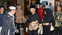 Menkopolhukam Wiranto tiba melayat ke rumah duka Presiden RI ke-3 BJ Habibie di Patra Kuningan, Jakarta, Rabu (11/9/2019). BJ Habibie wafat pada hari Rabu (11/9) di usia 83 tahun dan akan dimakamkan pada hari Kamis di TMP Kalibata setelah salat Dzuhur. (Liputan6.com/Angga Yuniar)