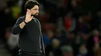 Pelatih kepala Southampton asal Skotlandia, Russell Martin, memberi isyarat selama pertandingan Liga Primer Inggris antara Southampton dan Tottenham Hotspur di Stadion St Mary di Southampton, Inggris selatan, Senin dini hari WIB (16-12-2024). (JUSTIN TALLIS/AFP)