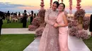 <p>Dian Sastro menjadi salah satu bridesmaid di pernikahan sahabatnya Adinia Wirasti dengan aktor asal Australia Michael Wahr. Foto: Instagram.</p>