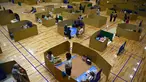 Penduduk setempat berlindung di pusat evakuasi dengan ruang untuk menjaga jarak sosial di gimnasium umum kota Yatsushiro, prefektur Kumamoto, pada 6 Juli 2020. (Charly TRIBALLEAU / AFP)