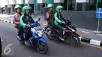 Direktur Digital Banking and Technology Bank Mandiri Rico Usthavia Frans (kiri) dan Managing Director Grab Indonesia Ridzki Kramadibrata (kedua kanan) mencoba layanan Grab Indonesia, Jakarta, Kamis (18/8). (Liputan6.com/Angga Yuniar)