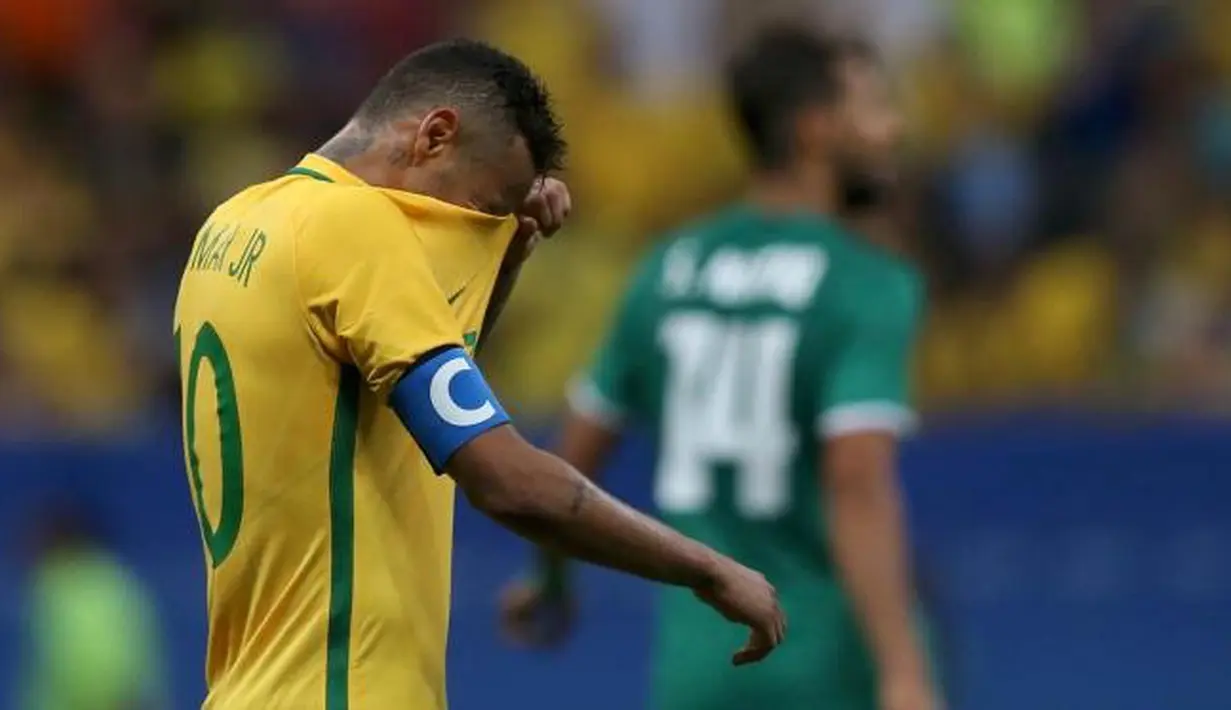 Penyerang Brasil, Neymar menutup mukanya dengan Jersey usai pertandingan melawan Irak di cabang olahraga sepakbola putra Olimpiade Rio de Janeiro 2016 di Stadion Mane Garrincha, Senin (8/8). Irak menahan imbang Brasil 0-0. (REUTERS/Ueslei Marcelino)