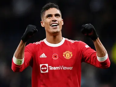 Raphael Varane - Mantan bek andalan Real Madrid ini merupakan salah satu benteng kukuh di eranya. Dengan segudang pengalaman dan trofi-trofi yang ia pernah raih maka tak berlebihan jika MU membayarnya sebesar 340 ribu pound sterling atau senilai Rp6,6 miliar per pekan. (AFP/Glyn Kirk)