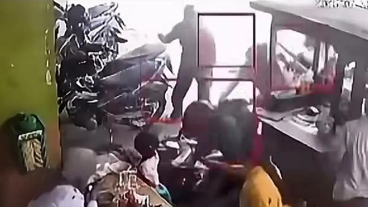 Aksi perampokan di depan Tokma Cibitung, Jalan Selang, Kelurahan Wanasari, Kecamatan Cibitung, Kabupaten Bekasi. (Dok. Tangkapan Layar Media Sosial)