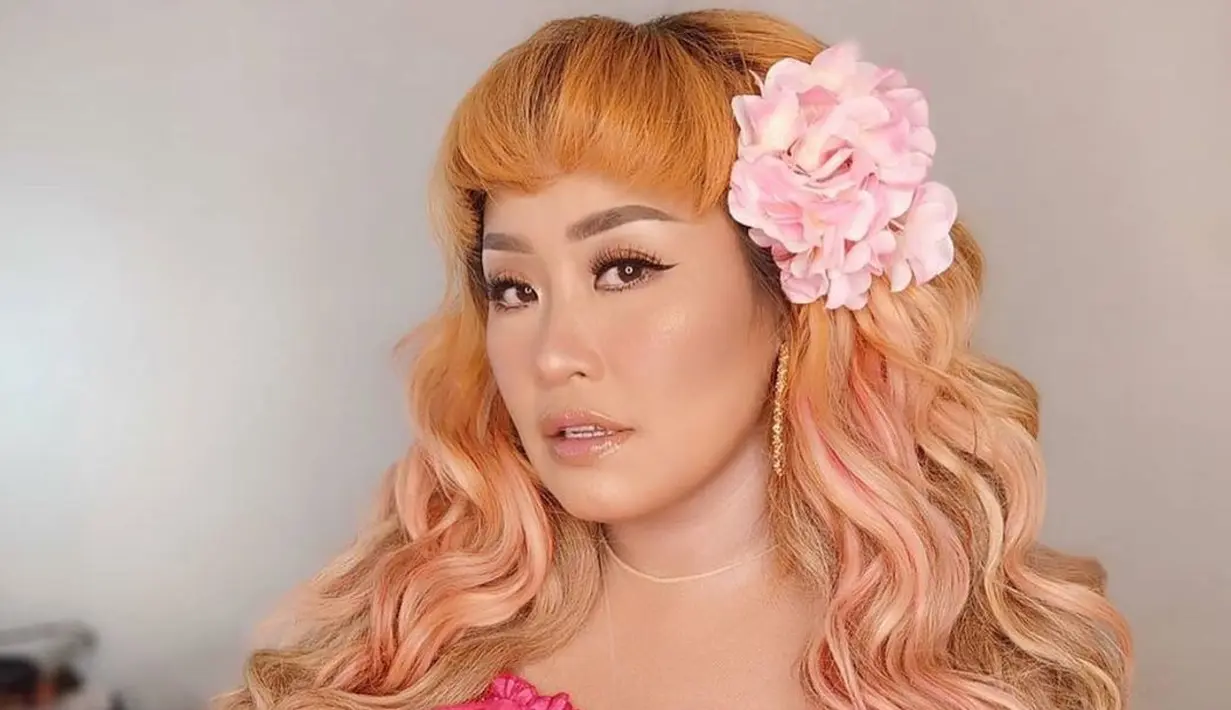 <p>Di potret ini, Pinkan Mambo tampil mirip dengan bintang telenovela. Kenakan sabrina ruffle dress pink dan headpiece bunga [@pinkan_mambo]</p>