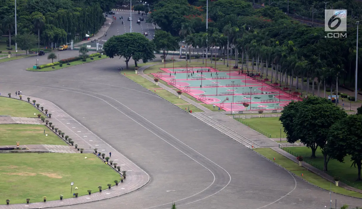 Suasana kawasan Monas yang terlihat dari kawasan Medan Merdeka Selatan, Jakarta, Selasa (14/11). Gubernur DKI Jakarta Anies Baswedan memastikan akan mengubah pergub terkait larangan kegiatan keagamaan di Monas. (Liputan6.com/Faizal Fanani)