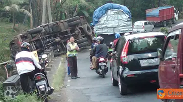 Citizen6, Tabanan: Kecelakaan ini menyebabkan kemacetan sepanjang 10 km dari arah Denpasar-Gilimanuk. Dari keterangan polisi setempat, kejadian tersebut disebabkan rem blong dan kemungkinan sopir truk mengantuk. (Pengirim: Wayan Merta Youana)