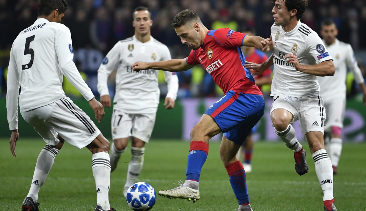 Gelandang CSKA Moskow, Nikola Vlasic, berusaha melewati bek Real Madrid, Raphael Varane, pada laga Liga Champions di Stadion Luzhniki, Moskow, Selasa (2/10/2018). CSKA menang 1-0 atas Madrid. (AFP/Alexander Nemenov)