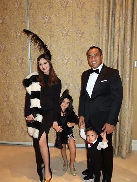 Dan masih banyak lagi pujian pada Nia Ramadhani dalam foto kehamilannya dengan gaun biru sedikit menerawang. Nia resmi dipersunting Ardi sejak 2010 silam. Kini tengah menanti kehadiran anak ketiga dari empat yang diinginkan. (Instagram/ramadhaniabakrie)