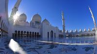 Suasana di halaman Masjid Agung Sheikh Zayed di ibukota UEA Abu Dhabi (15/3). Masjid ini dibangun dengan 82 kubah bergaya Maroko dan semuanya dihias dengan batu pualam putih. (AFP Photo/Giuseppe Cacace)