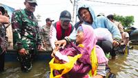 Tinjau Banjir Banjar, Mensos Gus Ipul Sapa dan Salurkan Bantuan