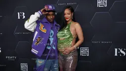 Rihanna (kanan) dan A$AP Rocky berpose saat perayaan produk kecantikannya Fenty Beauty dan Fenty Skin di Goya Studios, Los Angeles, California, Amerika Serikat, 11 Februari 2022. Rihanna diketahui tengah hamil anak pertama dengan kekasihnya, A$AP Rocky. (Mike Coppola/Getty Images/AFP)