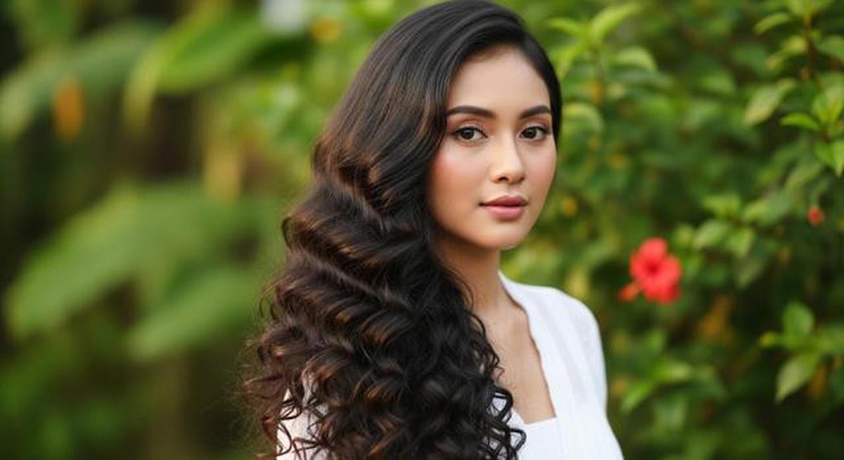 8 Model Rambut Panjang Curly Bawah yang Natural, Cocok untuk Berbagai Bentuk Wajah