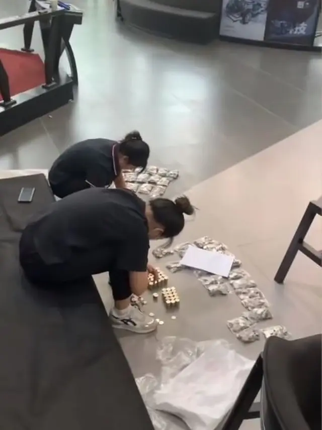 Pria ini menabung koin demi beli mobil impian untuk putranya.