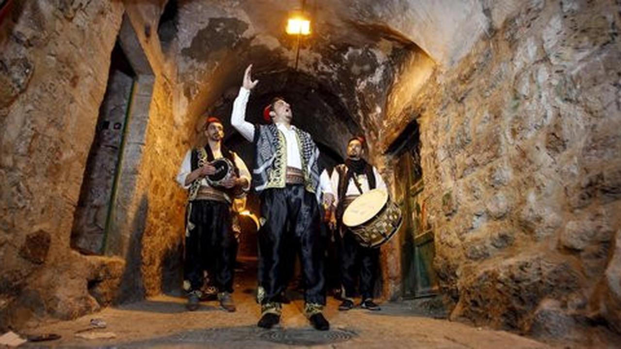 Cara unik pemuda Palestina bangunkan sahur dengan musik tradisional
