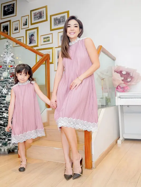 Kembali dengan midi dress tanpa lengan, kali ini keduanya kompak mengenakan dress selutut bernuansa ungu. Tidak hanya dressnya, Gisel dan Gempi juga mengenakan alas kaki yang memiliki desain serupa. Foto: Instagram.