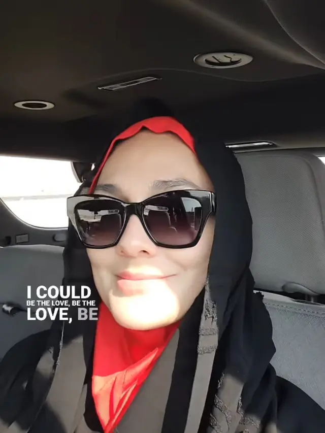 Luna Maya di Masjidil Haram