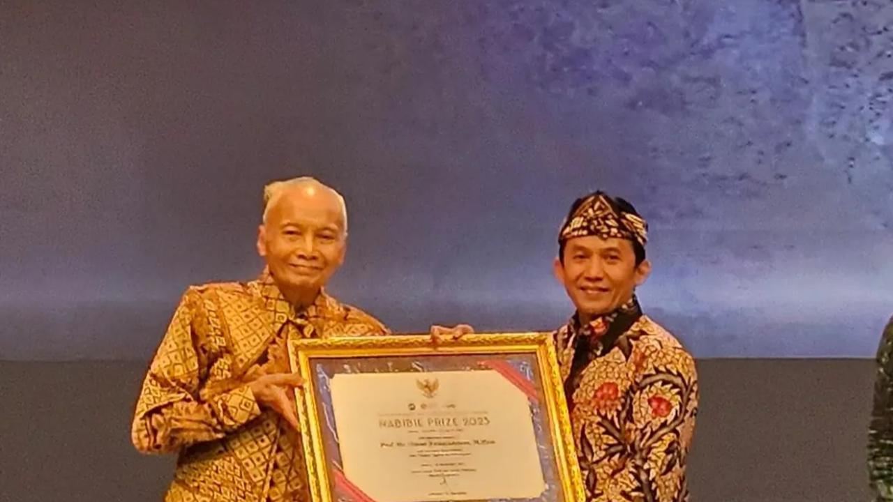 Guru Besar Filologi UIN Jakarta Raih Habibie Prize: Indonesia Tak Boleh Lupakan Kearifan Lokal Manuskrip