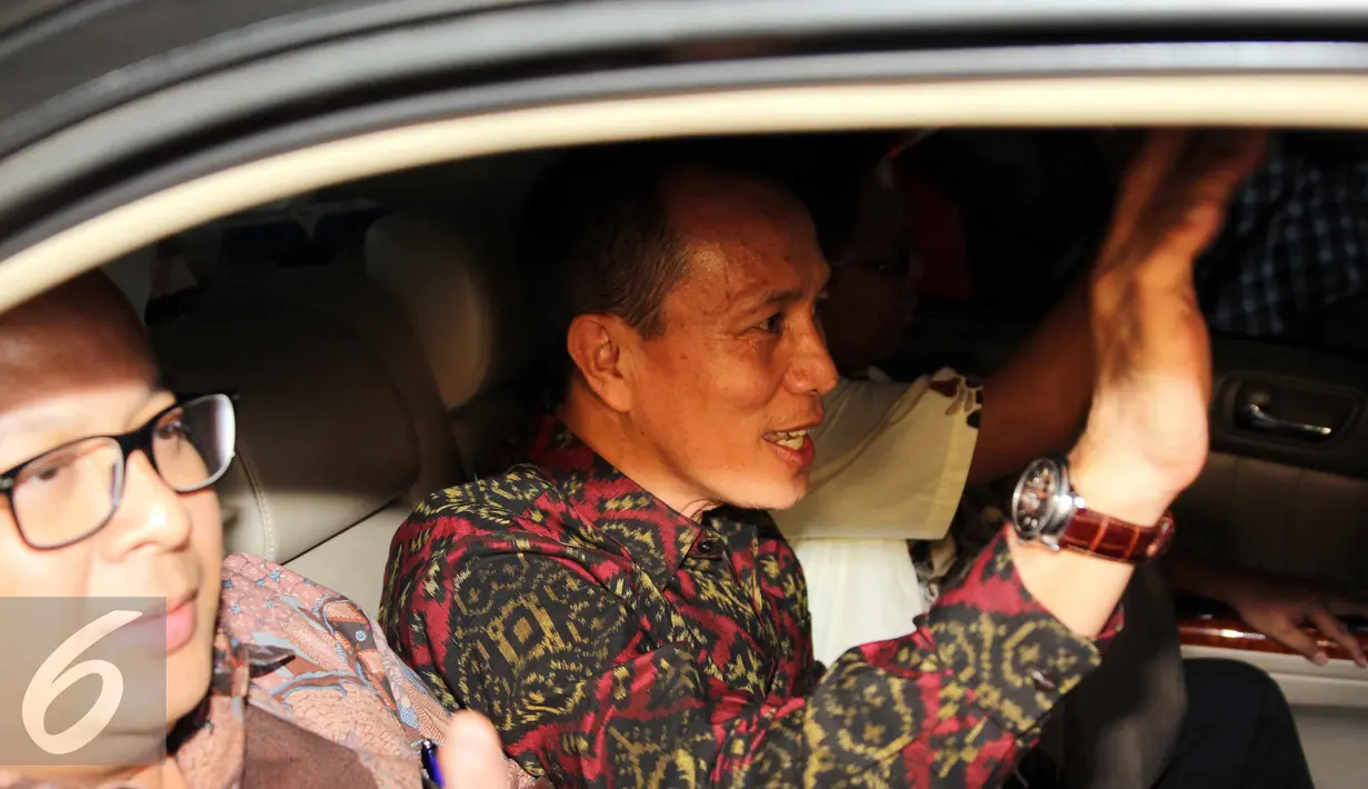 Suparman Marzuki saat berada di dalam mobil usai menjalani pemeriksaan di Bareskrim Mabes Polri, Jakarta, Senin (27/7/2015). Suparman diperiksa terkait kasus pencemaran nama baik yang dilaporkan Hakim Sarpin. (Liputan6.com/Helmi Afandi)