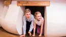 Pangeran Emmanuel dan Putri Eleonore bermain saat mengunjungi pusat komik Belgia di Brussels, Belgia (19/7). (REUTERS/Laurie Dieffembacq/Pool)