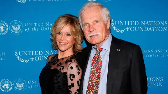 Aktris Jane Fonda berpose bersama pendiri CNN, Ted Turner, dalam acara United Nations Foundation Global Leadership Dinner di New York, 6 November 2013.