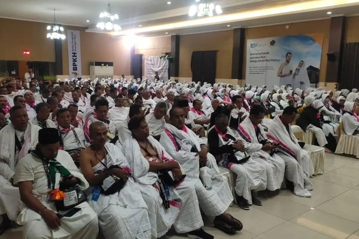 Jemaah calon haji di Embarkasi Surabaya langsung mengenakan ihram saat berangkat. (Foto: Kemenag Jatim)